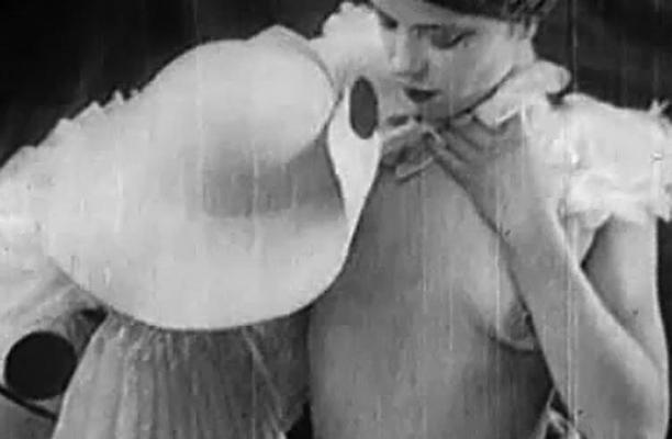 13P Behaarte Fotze von Retro-Damen wird befriedigt