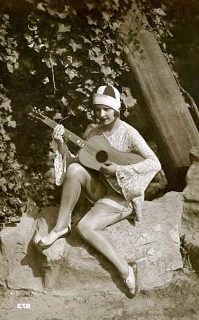 16P Some sexy and naked vintage chicks posing