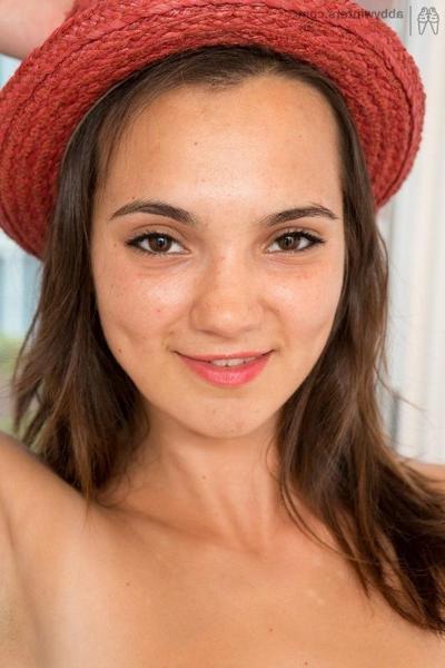 16P Bisera shows her pussy closeup