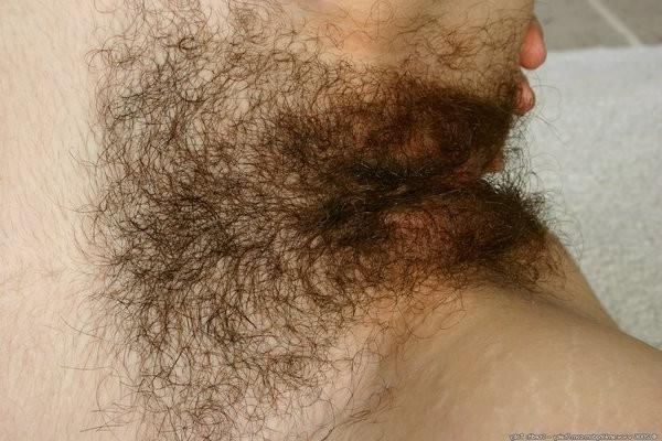 15P Tattooed Becky shows off her naturally hairy pussy pie hole