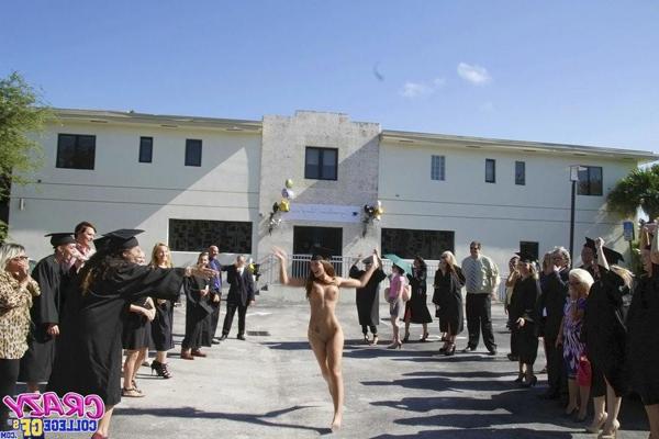 12P Crazy cpllege girlfriends naked in public