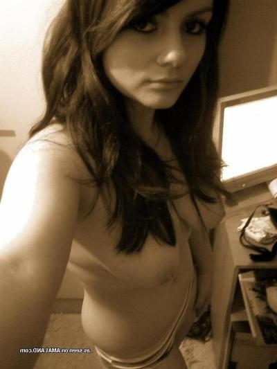 10P Busty babe looks gorgeous in her self-shot pictures