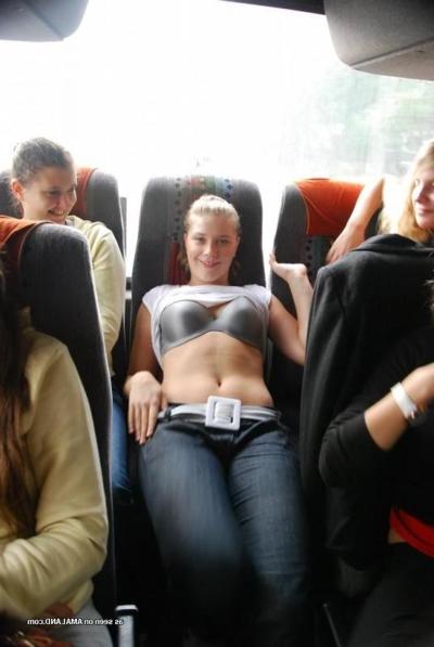 14P Freche Mädels posieren für heiße Fotos auf einer Busfahrt