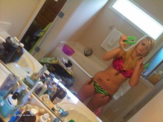 8P Sexy scene chicks show off their facial and body piercings