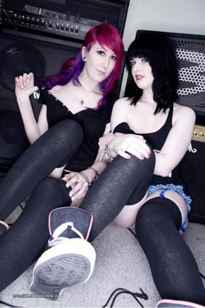 11P Sexy amateur scene girlfriends posing for the cam