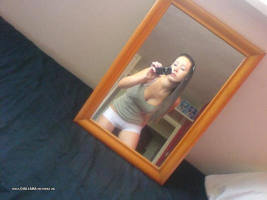 15P Selfpics of a sexy ass babe posing for her boyfriend