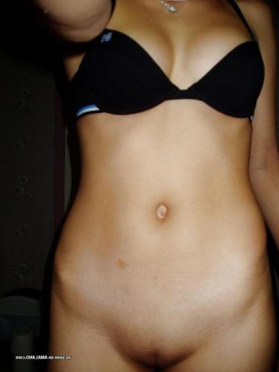 9P Sexy emo hottie with shaved pussy takes hot selfpics