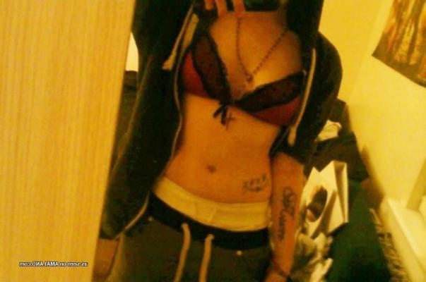 14P Collection of naughty scene girlfriends posing sexy on cam