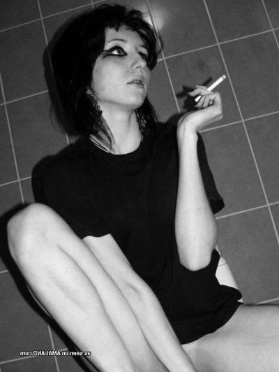14P Naughty goth chick posing naked in the bath