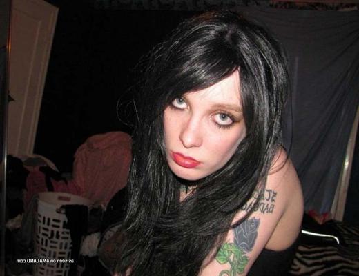 16P Gallery of a steamy hot amateur naughty rocker chick