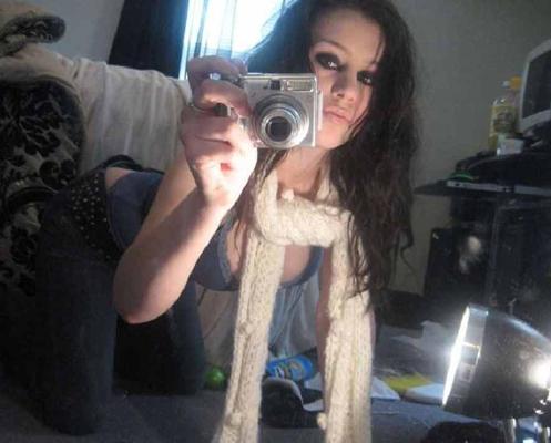 15P Nice gallery of a sexy amateur emo babe selfshooting