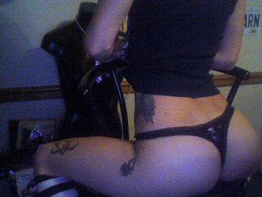15P Photos of a gothic babe posing in her room