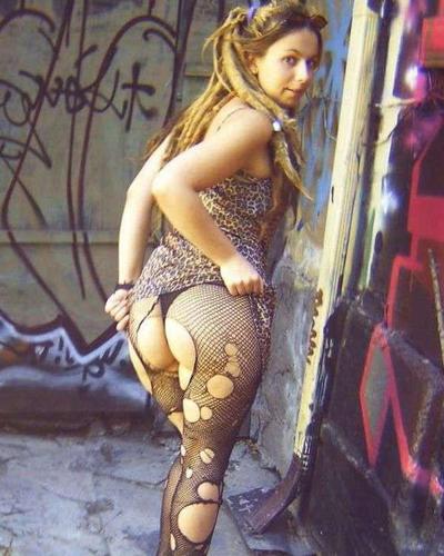 15P Bilder einer wunderschönen Punkrockerin