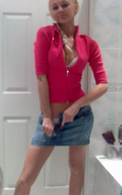 16P Photos of a blonde babe posing naked in the bathroom