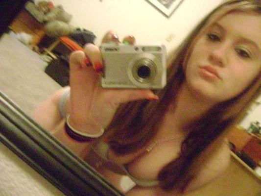 18P Collection of assorted pics of hot camwhores
