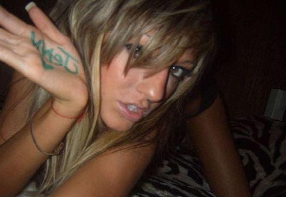 16P Nice collection of a hot rocker chickâ€™s selfpics