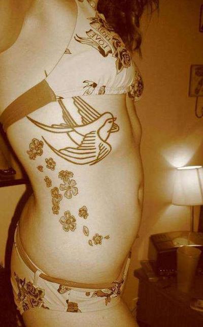 15P Pictures of a tattooed scene babe in a bikini