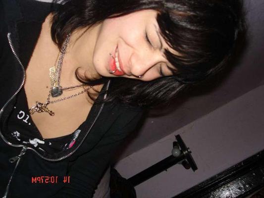 16P Photos de filles punks sexy qui aiment camwhore