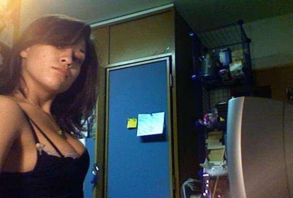 15P Photos of a curvy babe posing sexy