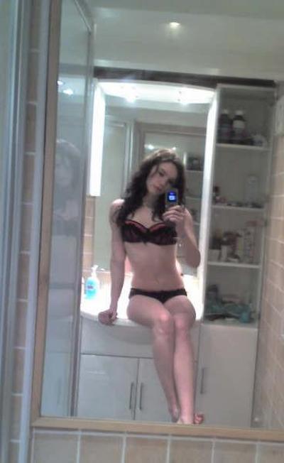 16P Collection of photos of a self-shooting pretty brunette