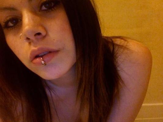 16P A pretty busty babe's selfpics