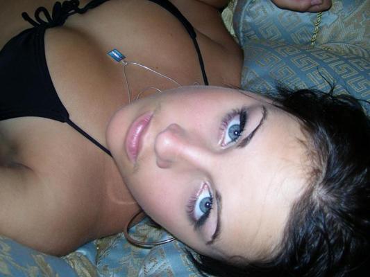 18P Set of self shooting sluts having fun with their camera