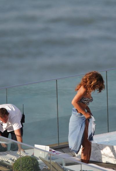 18P Rihanna en bikini à la piscine d'un hôtel à Rio de Janeiro
