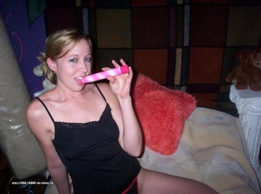 15P Sexy, freche Tussi zieht sich im Schlafzimmer nackt aus