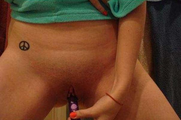 16P Pictures of a sexy girlfriend masturbating in the nude