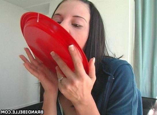 16P Brandi Belle lädt Freunde zu einer Handjob-Party ein