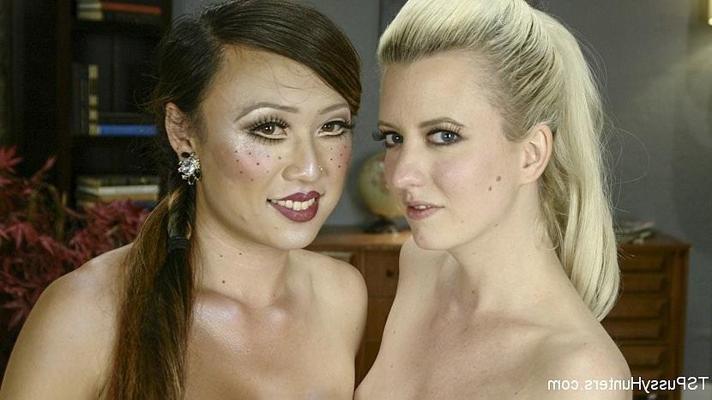 17P La poupée sexuelle transexuelle Venus Lux en latex domine et baise Cherry T.