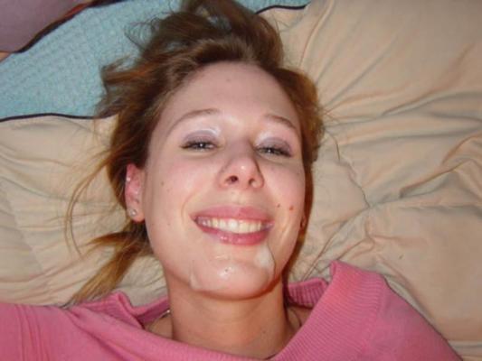 15P GF, une jeune amateur maigre, profite d'éjaculations sur le corps et dans la bouche.