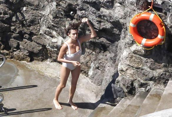 14P Penelope Cruz se détend au bord de la piscine en maillot de bain