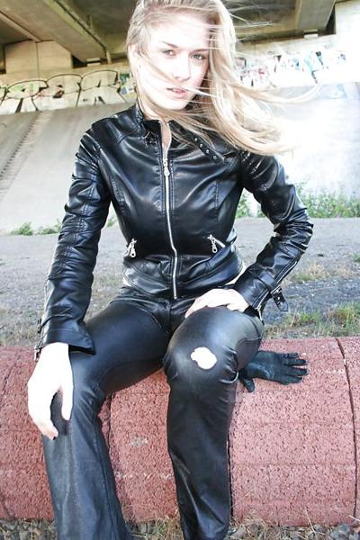 10P Sara in leather pants