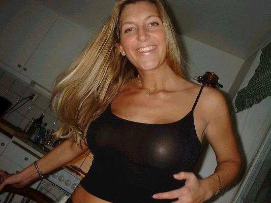 20P Vollbusige blonde Freundin lutscht Schwanz mit Gesichtsbehandlung im Badezimmer