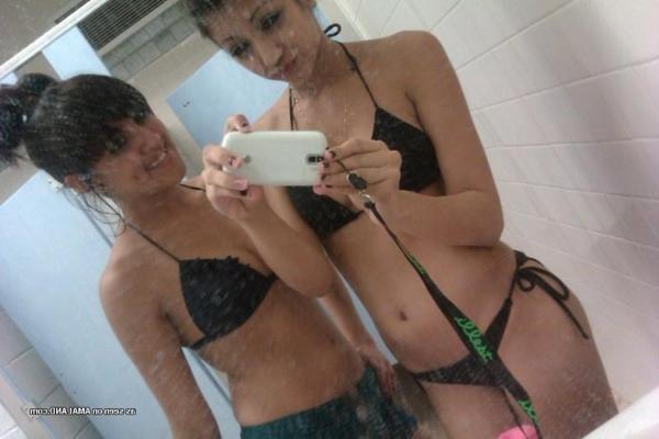 10P Sammlung von zwei sexy Babes, die in ihren knappen Bikinis posieren