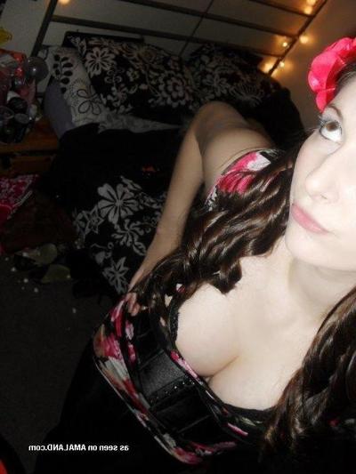 14P Sexy non-nude self-shooting brunette party girl