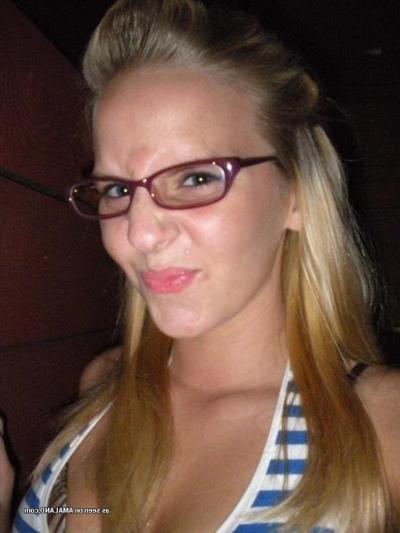 10P Collection of a naughty non-nude babe selfshooting
