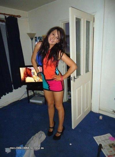 7P Compilation of kinky non-nude girlfriends posing sexy on cam