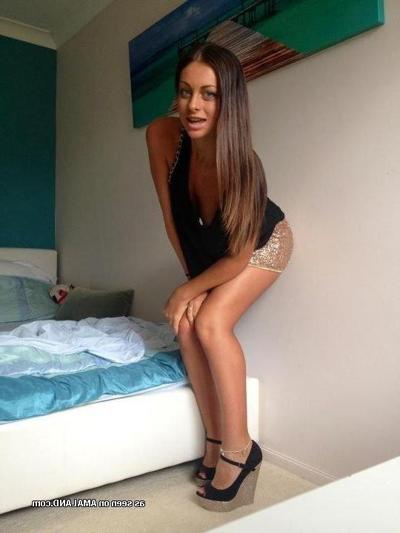 10P Gallery of an amateur non-nude babe posing sexy on cam