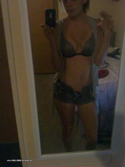 14P Gallery of a sexy Latina chick posing in bikinis