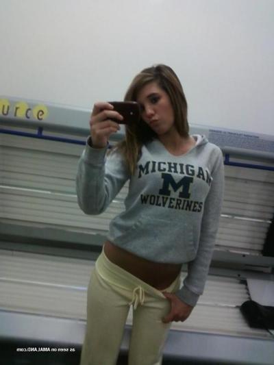 14P Amateur babes posing sexy in this hot photo gallery