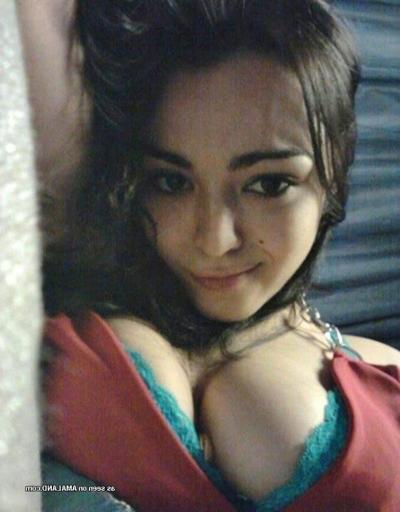 14P Big-tittied brunette babe self-shoots and poses