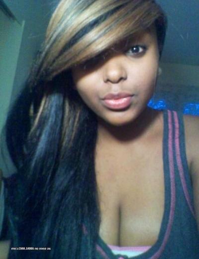 10P Une fille aux gros seins non nue s'auto-shootant dans sa chambre