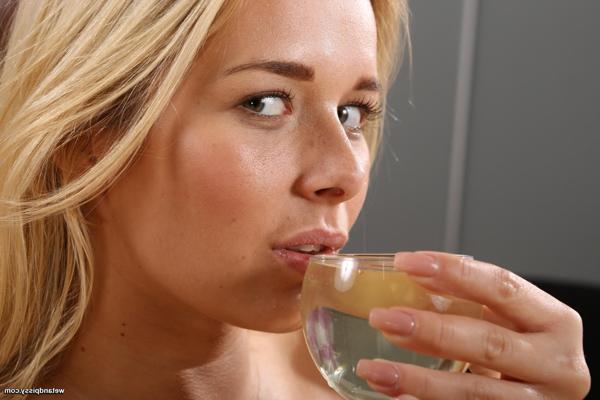 14P Versaute Blondine pisst über eine Banane