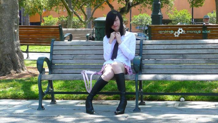 16P Asian newhalf ladyboy flashing skirt in public