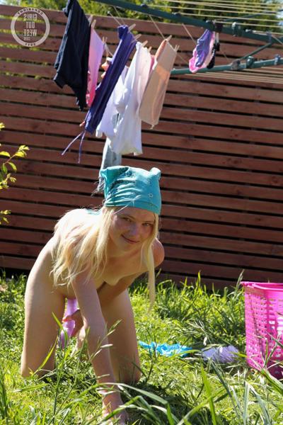 15P Echte Amateurin hat Spaß mit einem Dildo