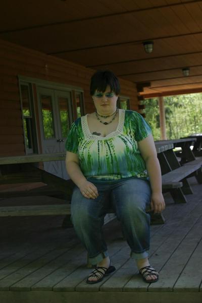 25P Kaylee im grünen Kleid