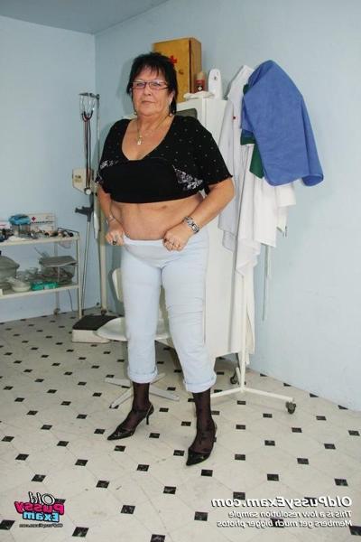 15P Tatana visits kinky mature gyno clinic for old pussy exam