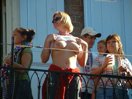 15P Flashing drunk girls at mardis gras